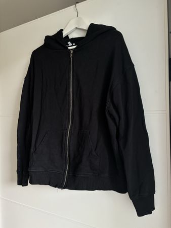 Schwarzer Kapenzip Hoodie