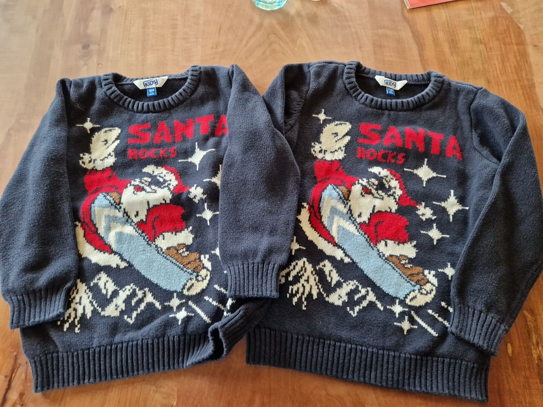 Maglioni & Felpe: 2x Weihnachtspulli / Weihnachtspullover 104 & 110 – Usato da Giswil venduto da movo08