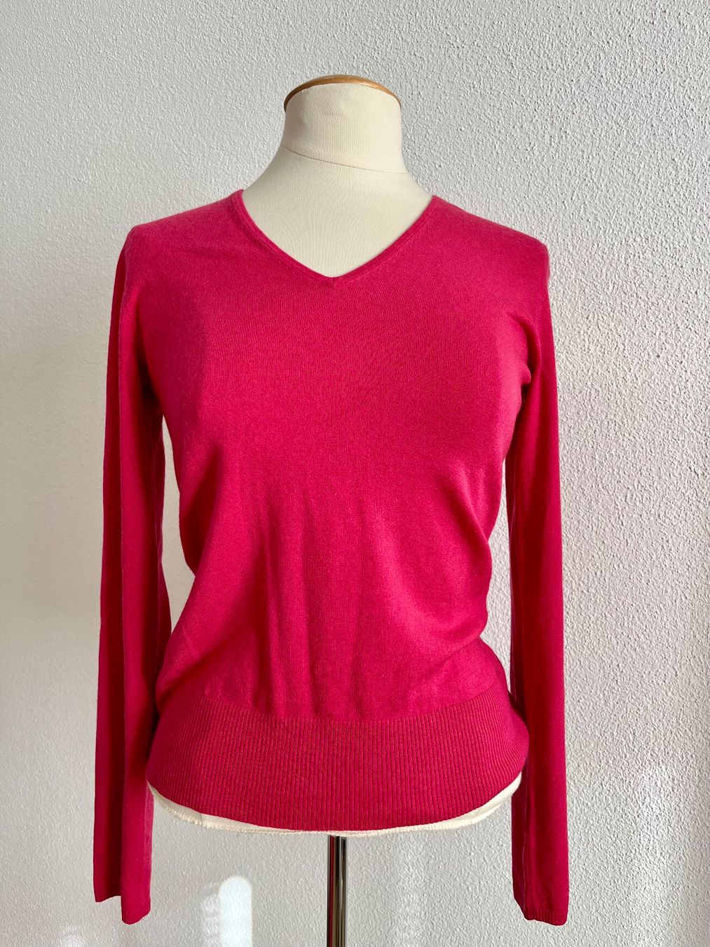 Armani Pullover & Sweatshirts: Armani: leichter Pullover, V-Auschnitt, rot, Gr. 36 38 – Gebraucht aus Luzern von ellitussi