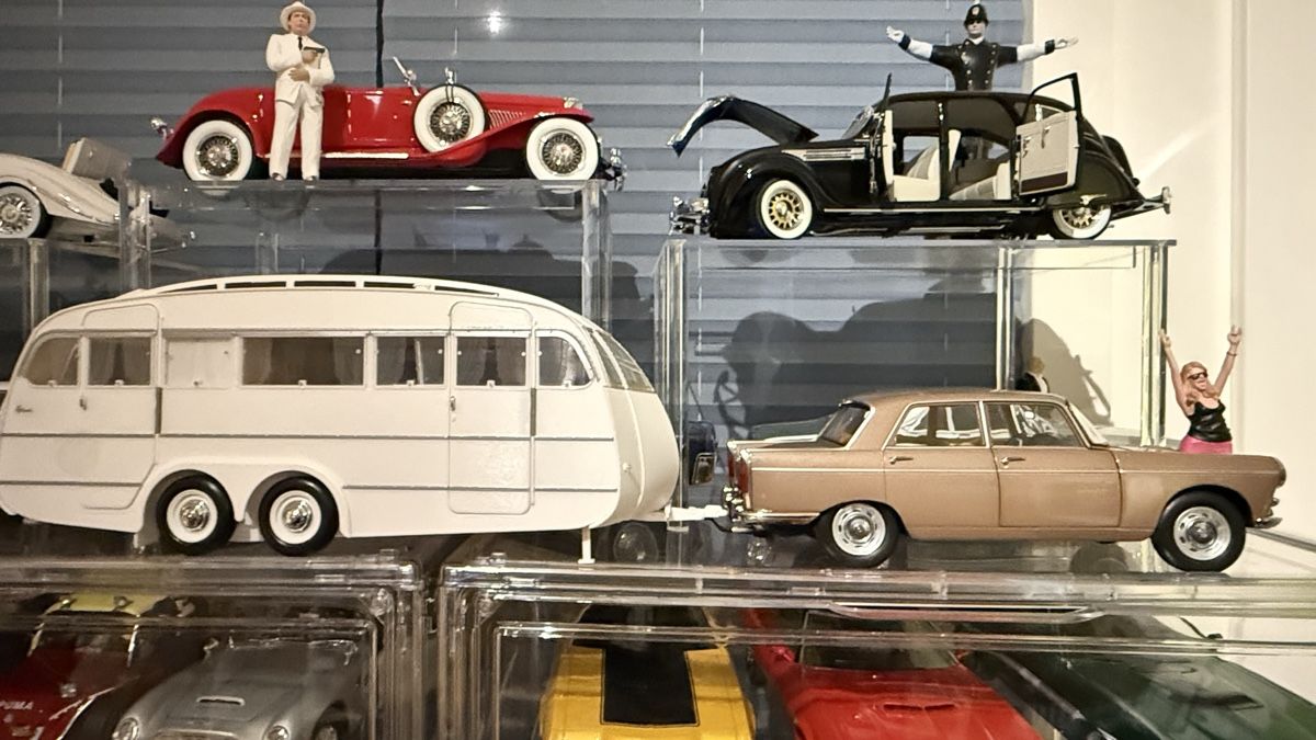 Peugeot Modellini d'auto:  Wohnwagen weiss mit Peugeot 404  1:18 – Nuovo (secondo la descrizione) da Basel venduto da GlaihuenigeCars2025