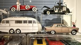  Wohnwagen weiss mit Peugeot 404  1:18