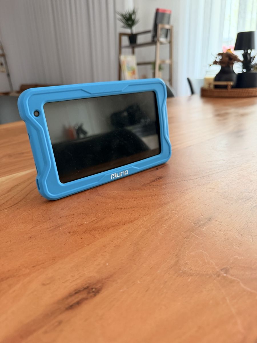 Tablet PC: Kurio Kinder-Tablet 7" mit blauer Schutzhülle & Ständer – Nuovo (secondo la descrizione) da Buchs AG venduto da GresaaB