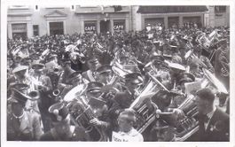 CHAUX-de-FONDS, fanfare à la place du marché