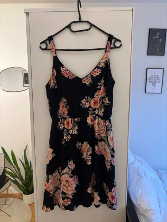 Hübsches geblümtes Sommerkleid