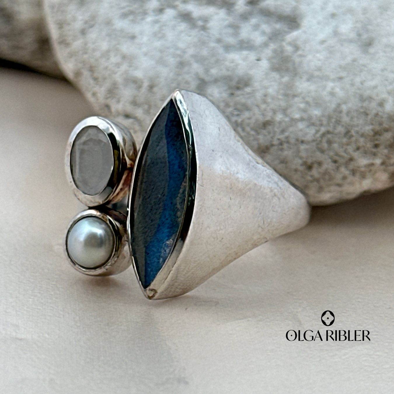 Olga Ribler Bagues: Offener Statement Ring mit Labradorit, Mondstein & Perle – Neuf (Voir description) à Luzern par byolgaribleroutlet 2