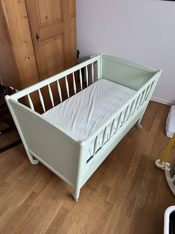 Letti: Süsses vintage Kinderbettchen mint mit Matratze – Usato da Bern venduto da Micalua