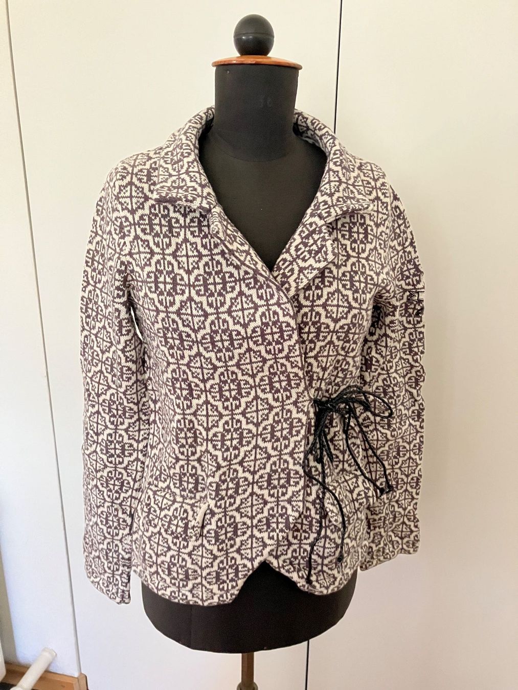 Jacken: Strickjacke gemustert zum binden – Gebraucht aus Lenzburg von ann_8hmk