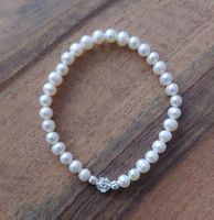 Echtes Perlenarmband weiss mit Rosen Element silberfarben 