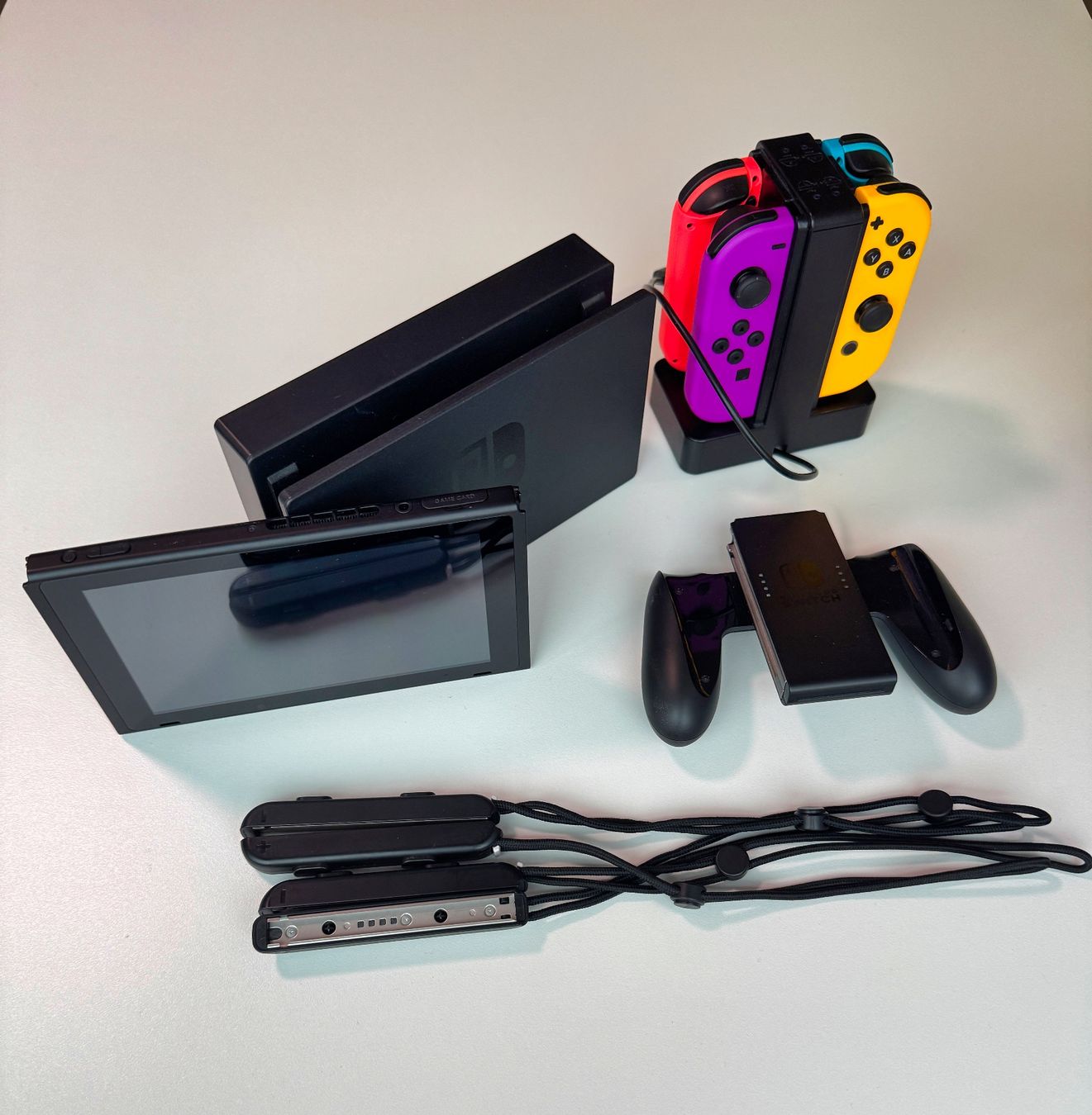 Nintendo Konsolen: Nintendo Switch (V2 Modell) + 2 Controller + Ladestation – Gebraucht aus Windisch von Rabis 2