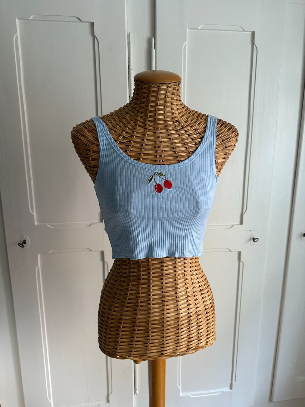 Top: Cropped Top hellblau mit Kirsche XS – Usato da Zürich venduto da Diazaio