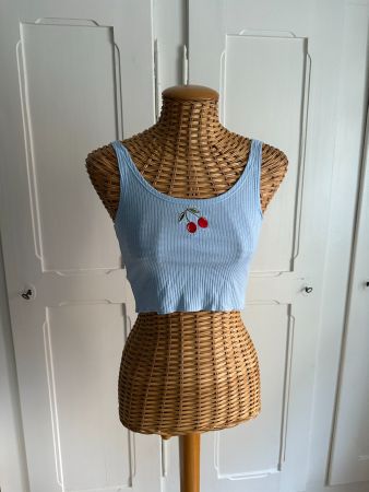 Cropped Top hellblau mit Kirsche XS