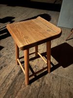 2 Massivholz-Hocker aus den 70ern