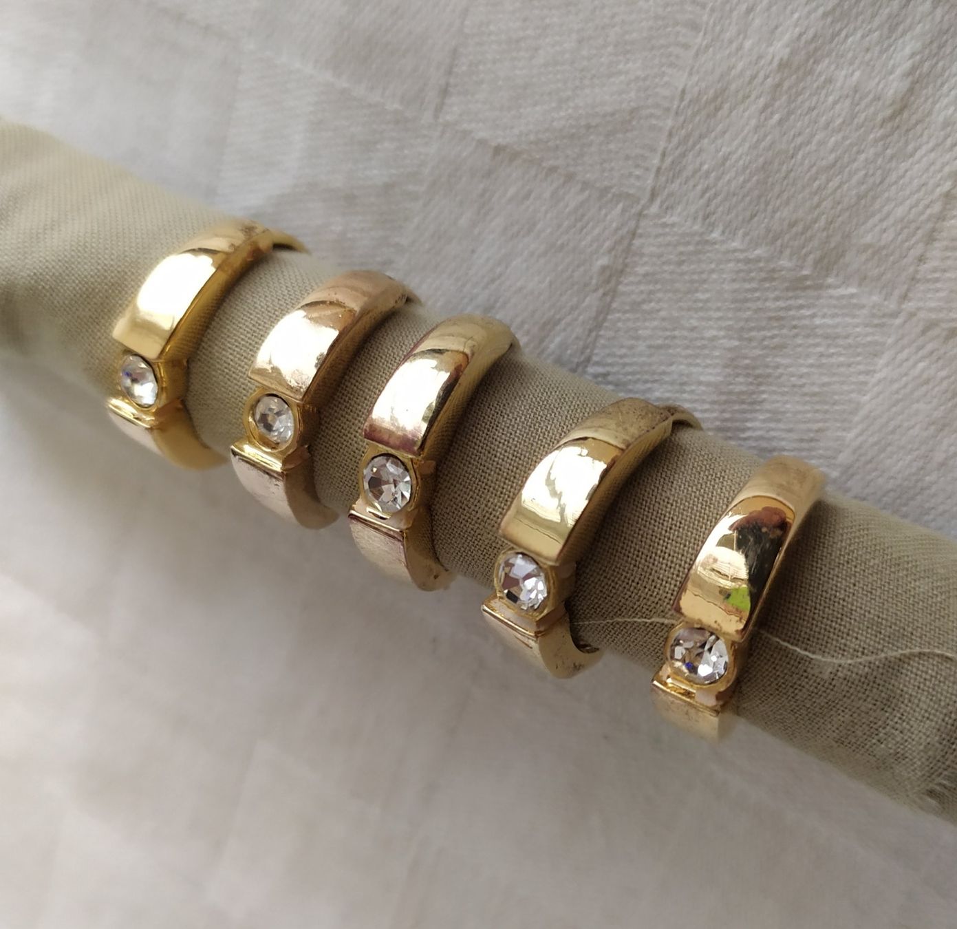 Anelli: 5 goldfarbene Ringe mit synthetischen Steinen – Nuovo (secondo la descrizione) da Chezard St-Martin venduto da Loucail 1