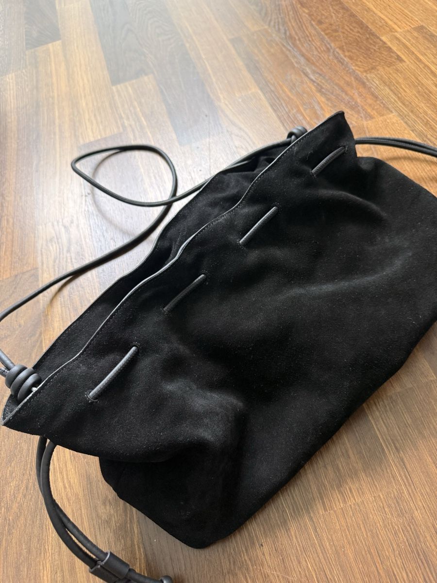 Arket Sacs: Arket Suede Pouch Bag  – Neuf (Voir description) à Uerikon par kpr_t5k2