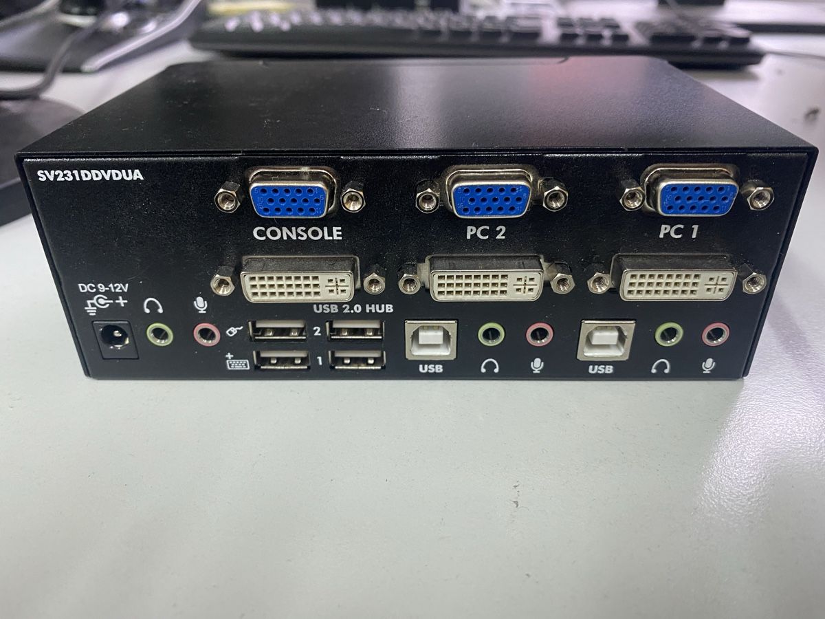 Componenti elettronici: KVM Switch 2x PC, 2x Bildschirme – Usato da Hombrechtikon venduto da Kolia2012 1