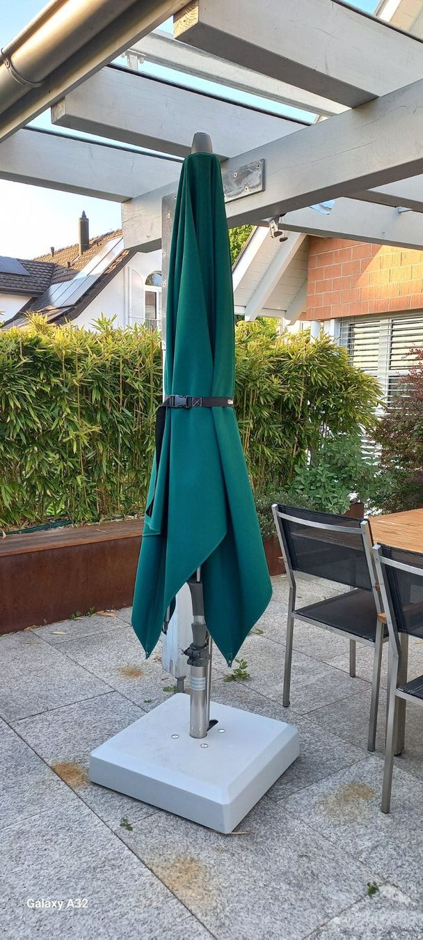 Ombrelloni: Schönen Glatz Sonnenschirm mit Liro Rollsockel – Usato da Uster venduto da sus_sf9t 1