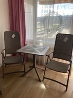 Gartentisch mit 2 Stühlen, neuwertig, ideal für Balkon