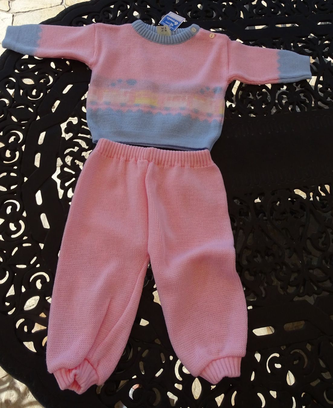 Lotti & Set di vestiti: neuf pantalon pull bébé 6 mois Hose Pullover neu 6 Monate 68 – Nuovo e nell'imballaggio originale da Lugnorre venduto da gg17