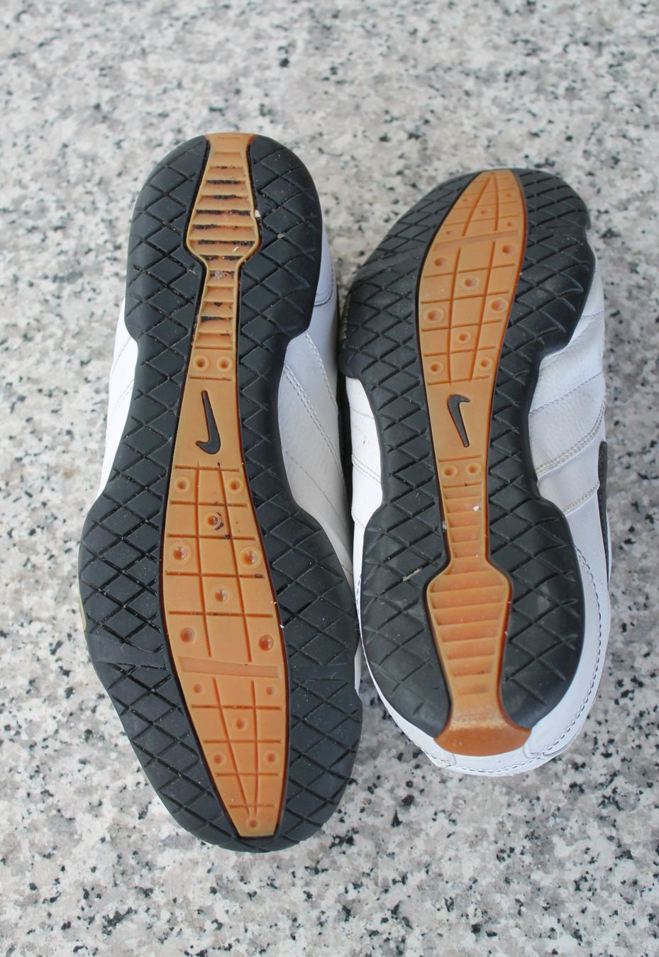 Nike Chaussures hommes: Baskets en cuir NIKE 41 – D'occasion à Chez-le-Bart par jasse 3