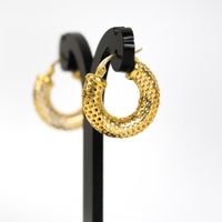 Ohrringe aus 18-karätigem Gold mit durchstochenen Creolen