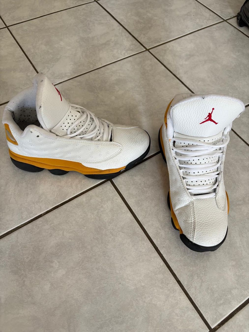 Jordan Herrenschuhe: Baskets Jordan rétro, blanches et dorées taille 40 – Gebraucht aus La Chaux-de-Fonds von Sabinchenn 2