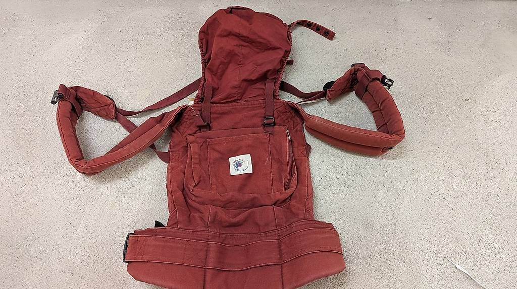 Ergobaby Porte-bébés ventraux & dorsaux: Ergobaby Kindertragegurt – D'occasion à Dättwil AG par zimtstange25