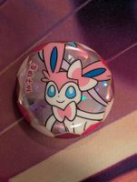 🇨🇳 Badge Pokémon Sylveon (Nymphali) Exclu Gem pack chinois