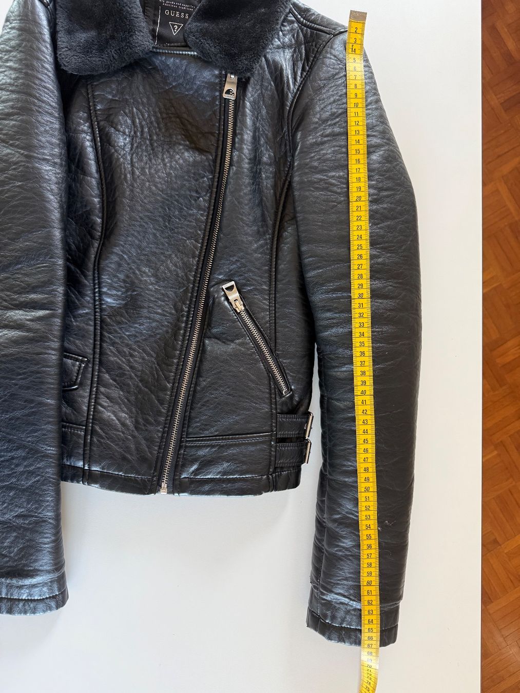 Guess Giacche: Guess Lederjacke Schwarz mit Fellkragen, Grösse M – Usato da Altendorf venduto da Elenaneagu22 5