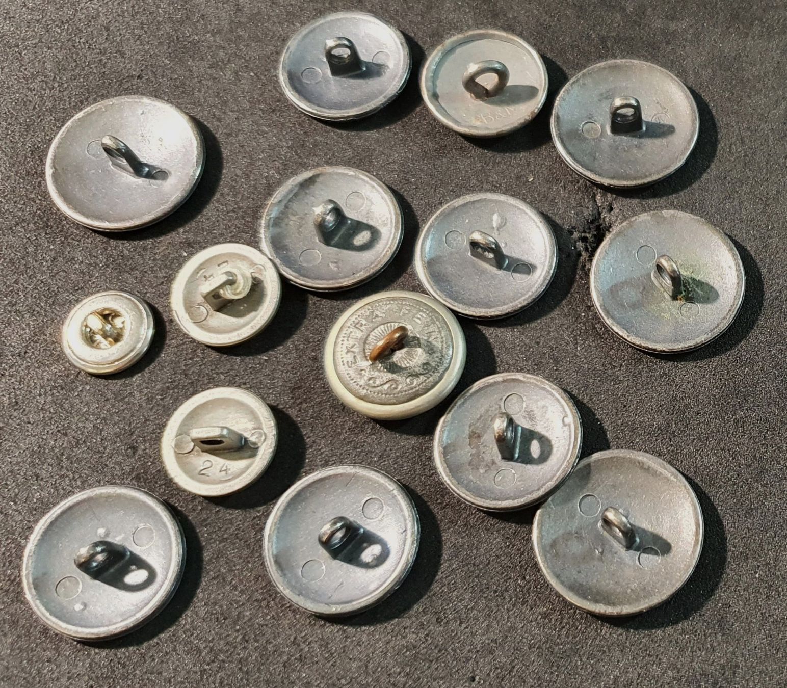 Uniformes: Box275 - Verschiedene alte Knöpfe – D'occasion à Reinach BL par Boston-Verkauf 4