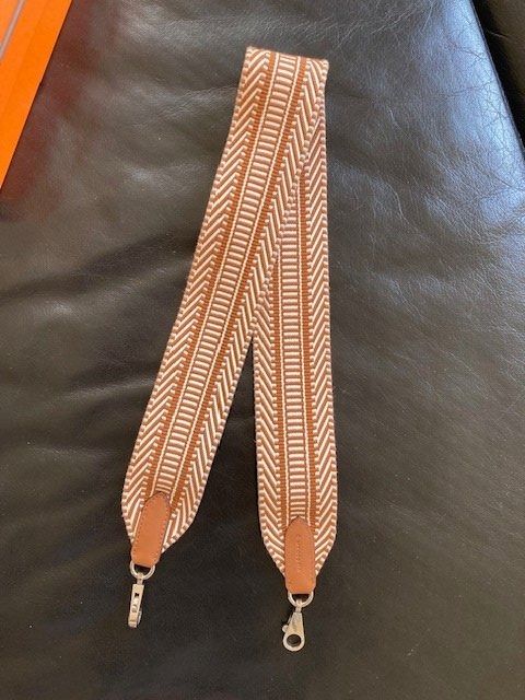Hermès Altro in  Abbigliamento & Accessori: HERMES SANGLE ZIGZAG TASCHENGURT, GOLD/BLANC, TOP MIT OVP – Nuovo (secondo la descrizione) da Zürich venduto da elegantissima 1