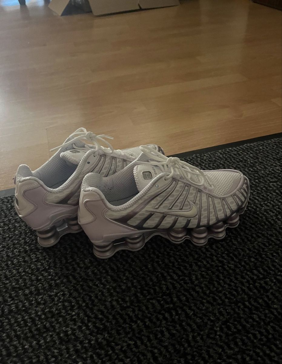 Nike Damenschuhe: nike shox – Neu (gemäss Beschreibung) aus Bad Zurzach von sar_lz9z