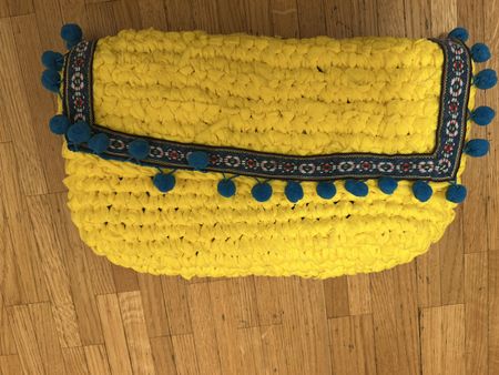Perda Mavroudi, pochette en crochet jaune
