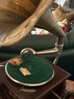 Grammophon mit grossem Messingtrichter, Holzgehäuse, Rarität