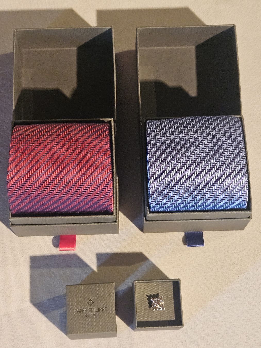 Patek Philippe Cravatte: Patek Philippe Kravatten Set/ Calatrava Pin – Nuovo e nell'imballaggio originale da Kilchberg ZH venduto da MMS80