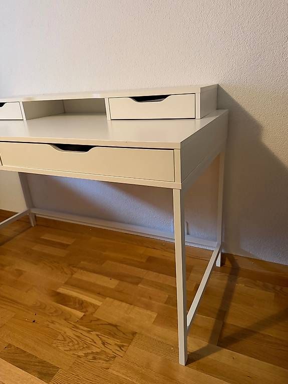 Ikea Scrivanie: Moderner weisser Schreibtisch mit 4 Schubladen – Usato da Luzern venduto da deb_pxp9 2