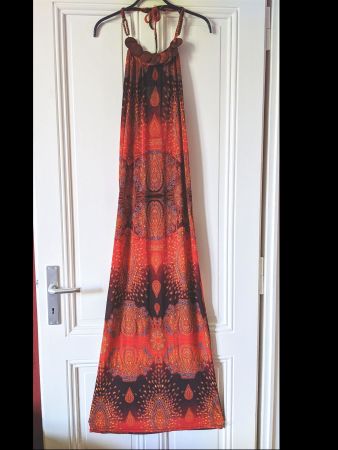 Longue robe avec bijou de bois pour party d’été XS-S