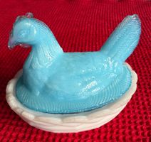 antikes Deckelgefäss aus Glas "Huhn auf Korb"