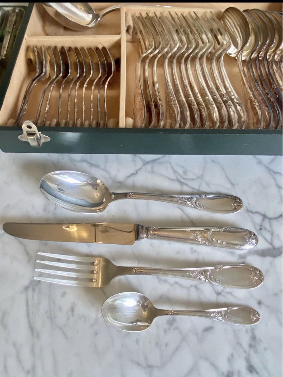 Set di piatti: Ménagère en métal argenté – Usato da Genève venduto da Oscar-111