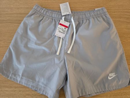 Neue, ungetragene Men’s Woven Lined Flow Shorts (Gr. L)