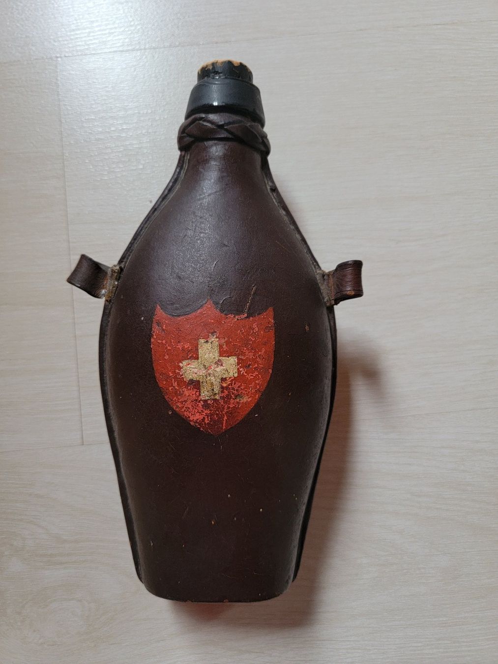 Schweizer Armee Attrezzatura & Pezzi di ricambio: ANTIKE SCHWEIZER ARMEE FELDFLASCHE LEDER – Usato da Muhen venduto da Litaf7