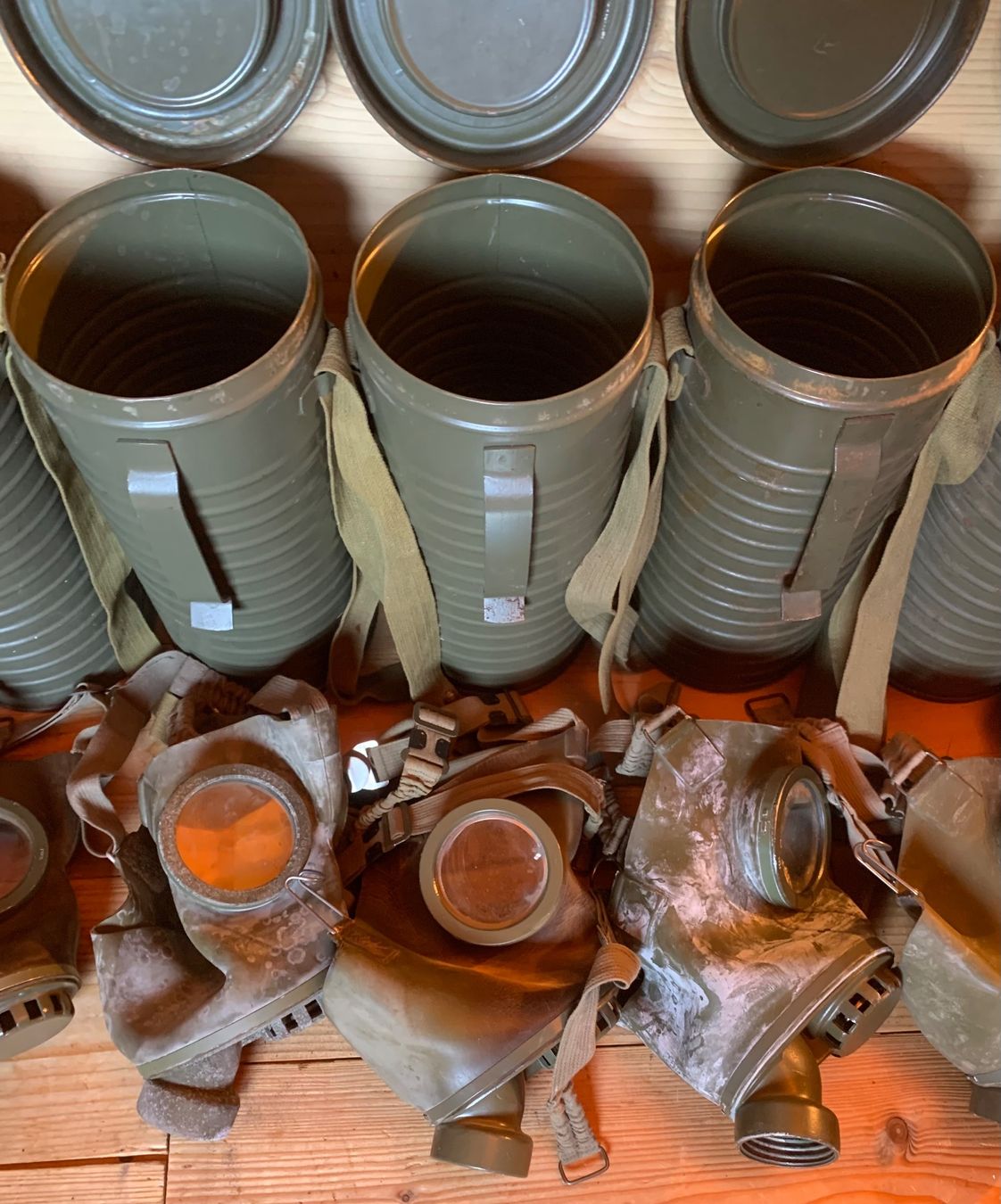 Visage & Oreilles: 9 Gasmasken mit Büchse – D'occasion à Goldingen par Bergler012 5