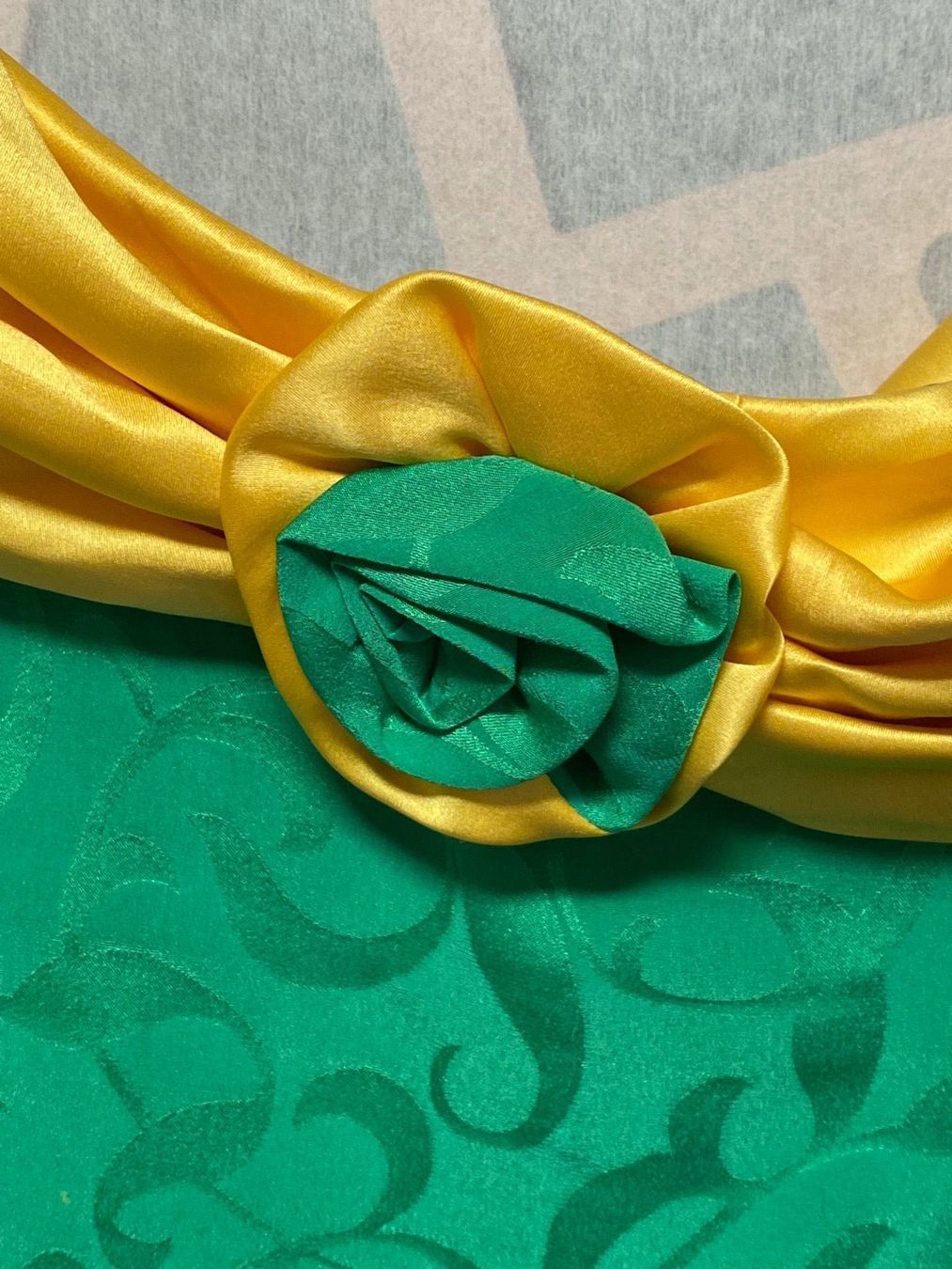 Kleider: Belle robe verte en soie. S – Neu (gemäss Beschreibung) aus Grund b. Gstaad von PlageNeige 1