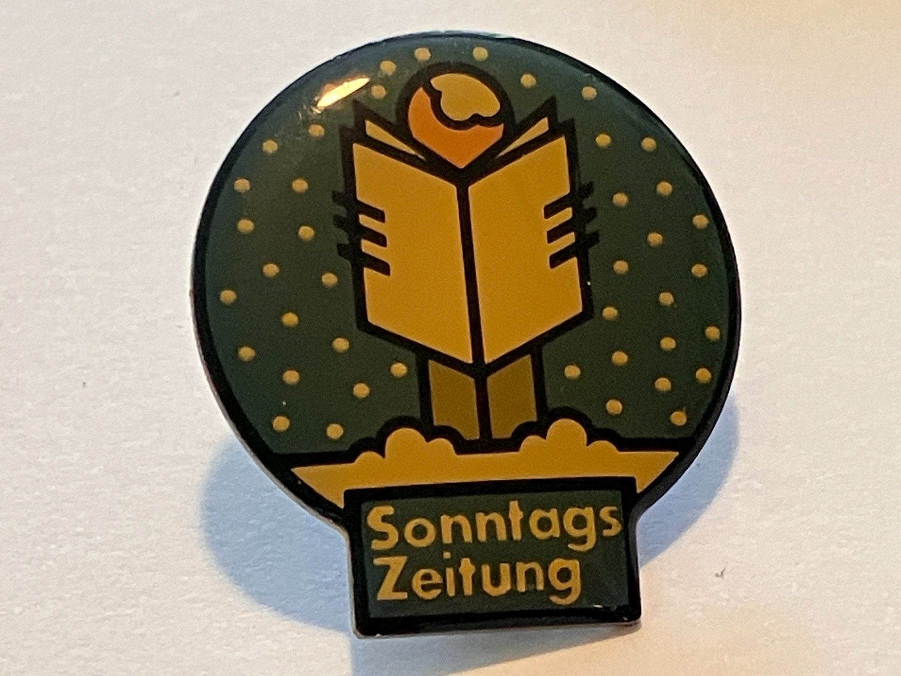 Placchette & Badge: 1 Pin Sonntagszeitung – Usato da Basel venduto da djwwpp