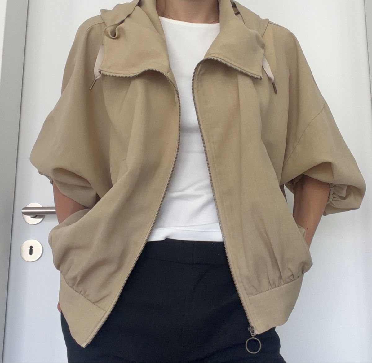 Giacche: Leichte Jacke Beige Kapuze Oversized – Usato da Au ZH venduto da eac_gm25 1