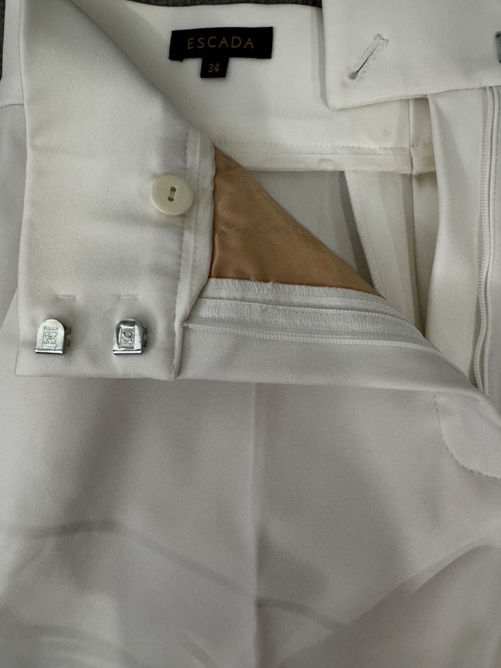 Escada Pantalons: Short Escada – Neuf (Voir description) à Echichens par unideks 3
