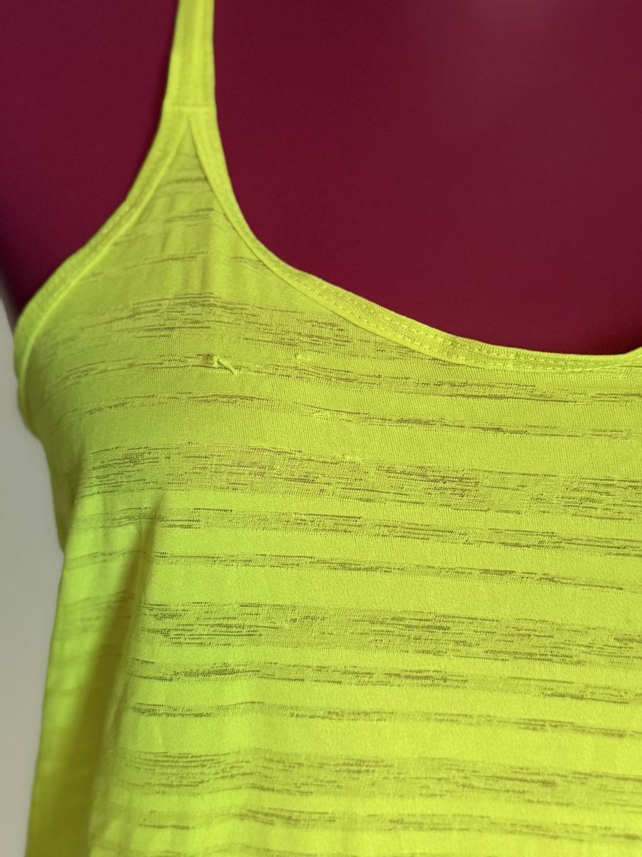 Nike Top: Nike Dri-FIT Tank Top – Usato da Niederuzwil venduto da Lisascloset 2