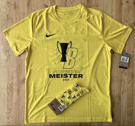 YB Shirt von NIKE inkl. Socken