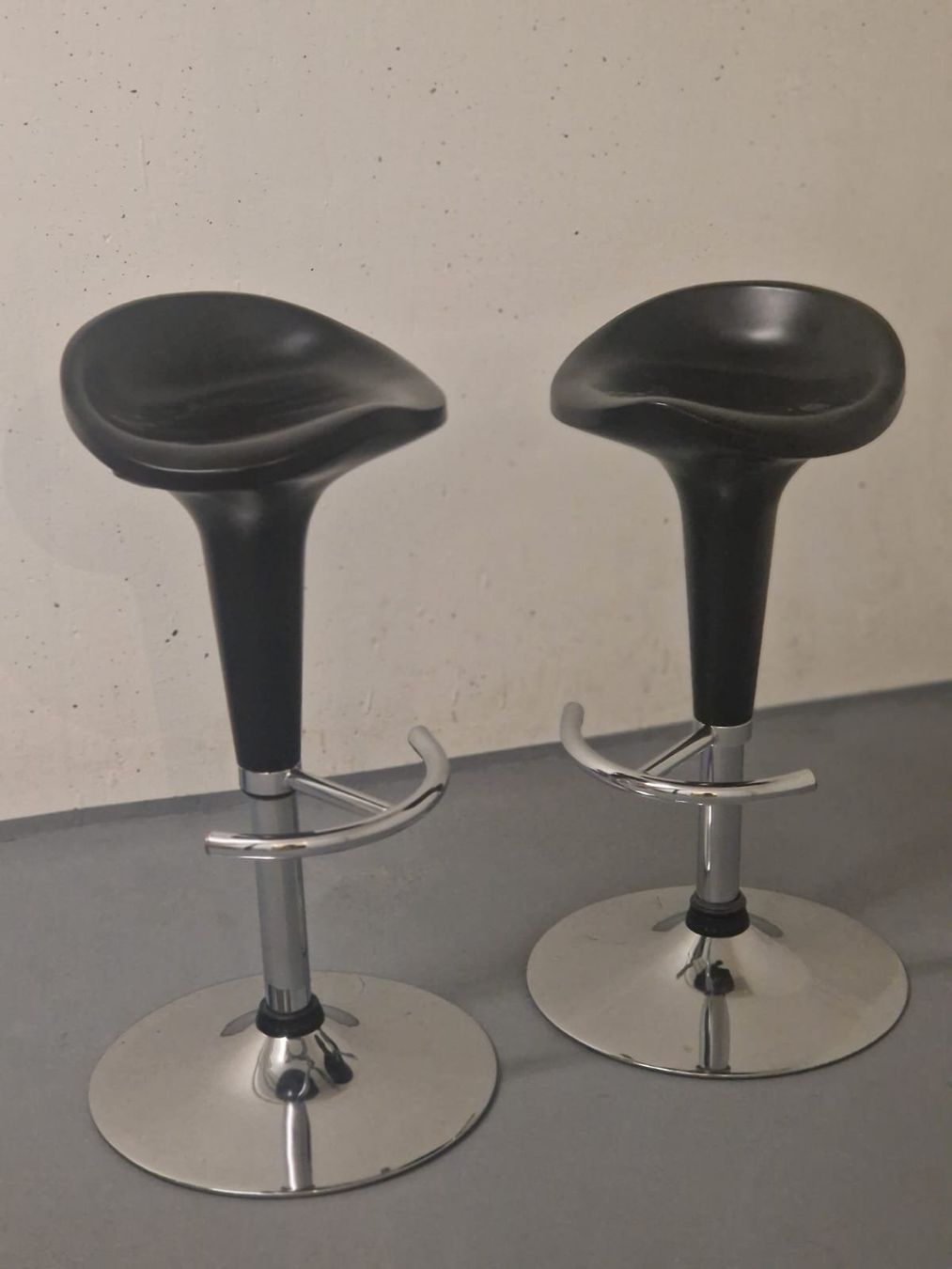Tabourets: Moderne, höhenverstellbare Barhocker – D'occasion à Niederrohrdorf par nlo_dcy2