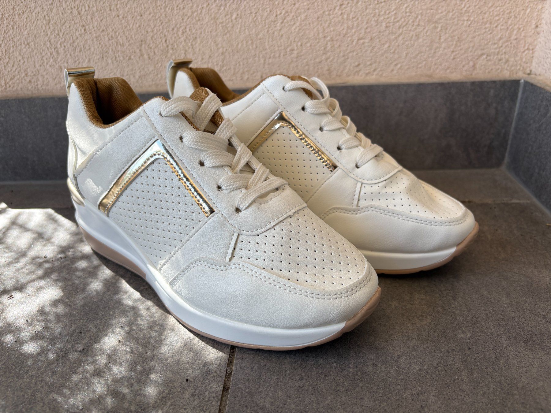 Damenschuhe: Keil-Sneaker weiss-gold – Neu und originalverpackt aus Contra von Oly_93