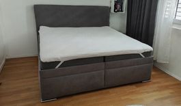 Schönes Polsterbett mit grossem Bettkasten inkl. Lattenroste